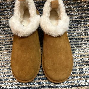 Kookaburra by Ugg - ankle boot Sheepskin - never worn no box
